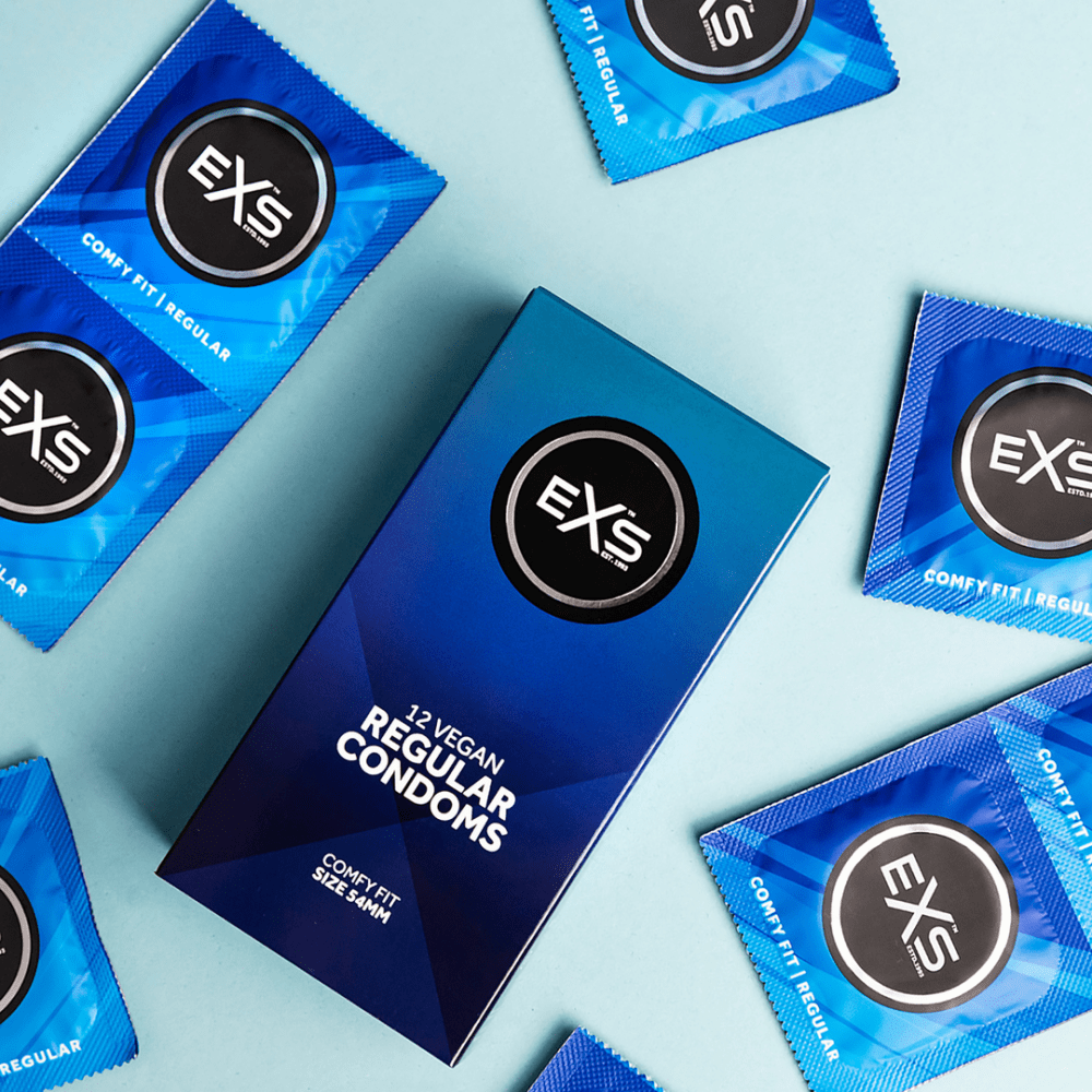 Meerdere blauwe EXS Regular condoomverpakkingen in een strak patroon, gefotografeerd als productoverzicht