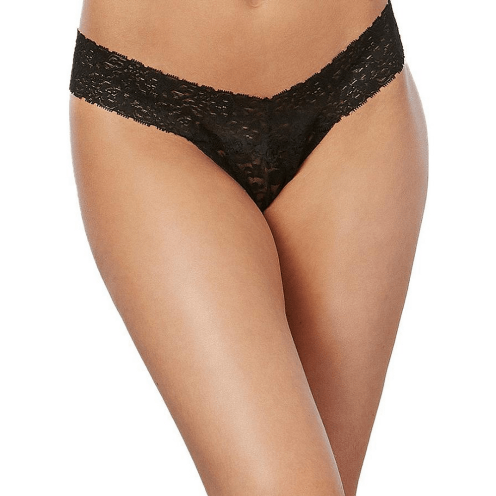 Model draagt Dreamgirl kantstring zwart, one size, vooraanzicht met fijne kanten tailleband en stringmodel.