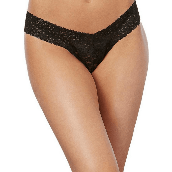 Model draagt Dreamgirl kantstring zwart, one size, vooraanzicht met fijne kanten tailleband en stringmodel.