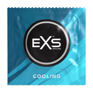 Turquoise EXS Cooling condoomverpakking met rond merklogo en waterachtige print op witte achtergrond.