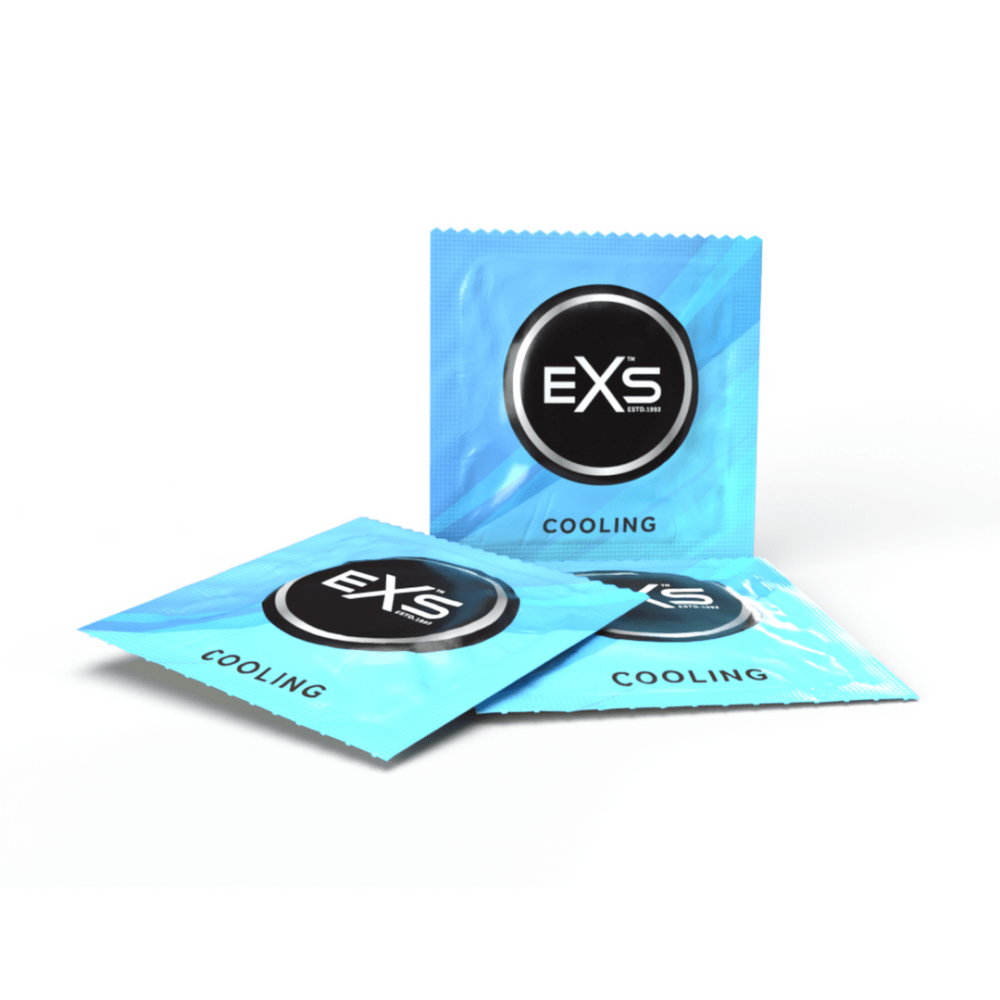 EXS Cooling condooms als losse turquoise verpakkingen met één staande verpakking op lichte achtergrond.