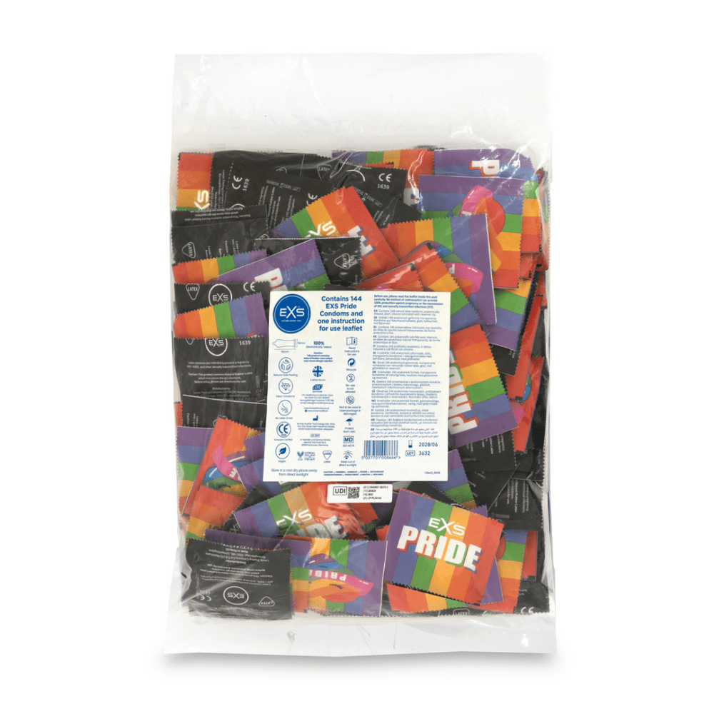 Doorzichtige grootverpakking met multikleurige EXS Pride condoomverpakkingen en label aan de voorkant