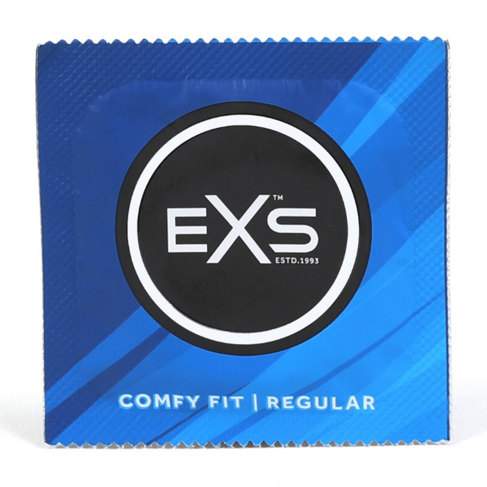 Blauwe EXS Regular condoomverpakking met rond logo en tekst regular fit smooth condom op witte achtergrond