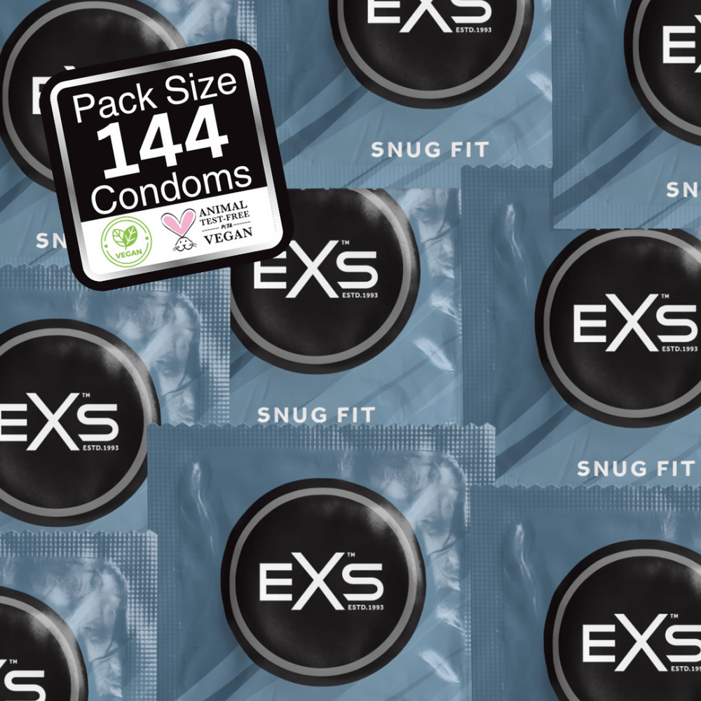 EXS Snug Fit condooms in close-up met herhaald zwart verpakkingspatroon en 144 stuks details