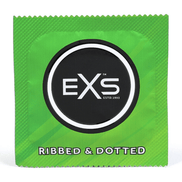 Groene EXS Ribbed & Dotted condoomverpakking als close-up, met rond merklogo en productnaam zichtbaar