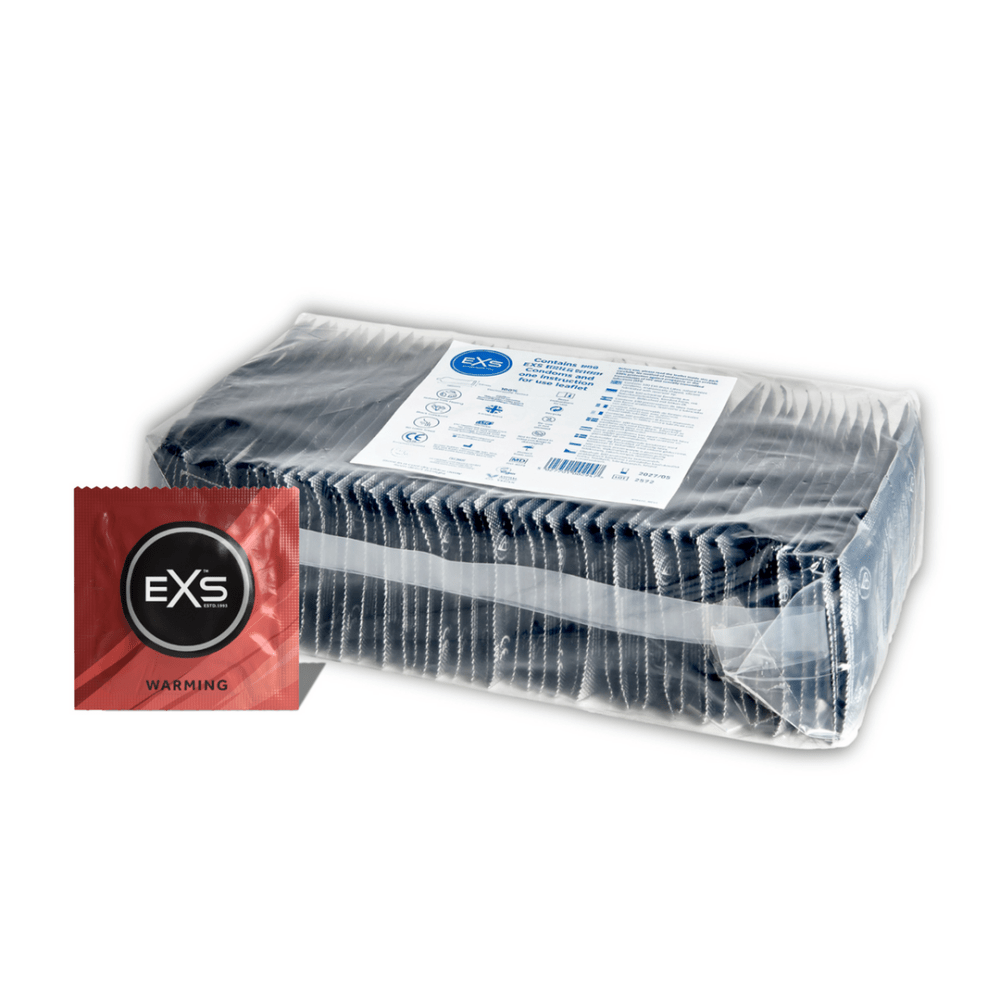 Rood EXS Warming condoomsachet, close-up van de voorzijde met zwarte logozone en compacte verpakking