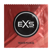 Rood EXS Warming condoomsachet, close-up van de voorzijde met zwarte logozone en compacte verpakking