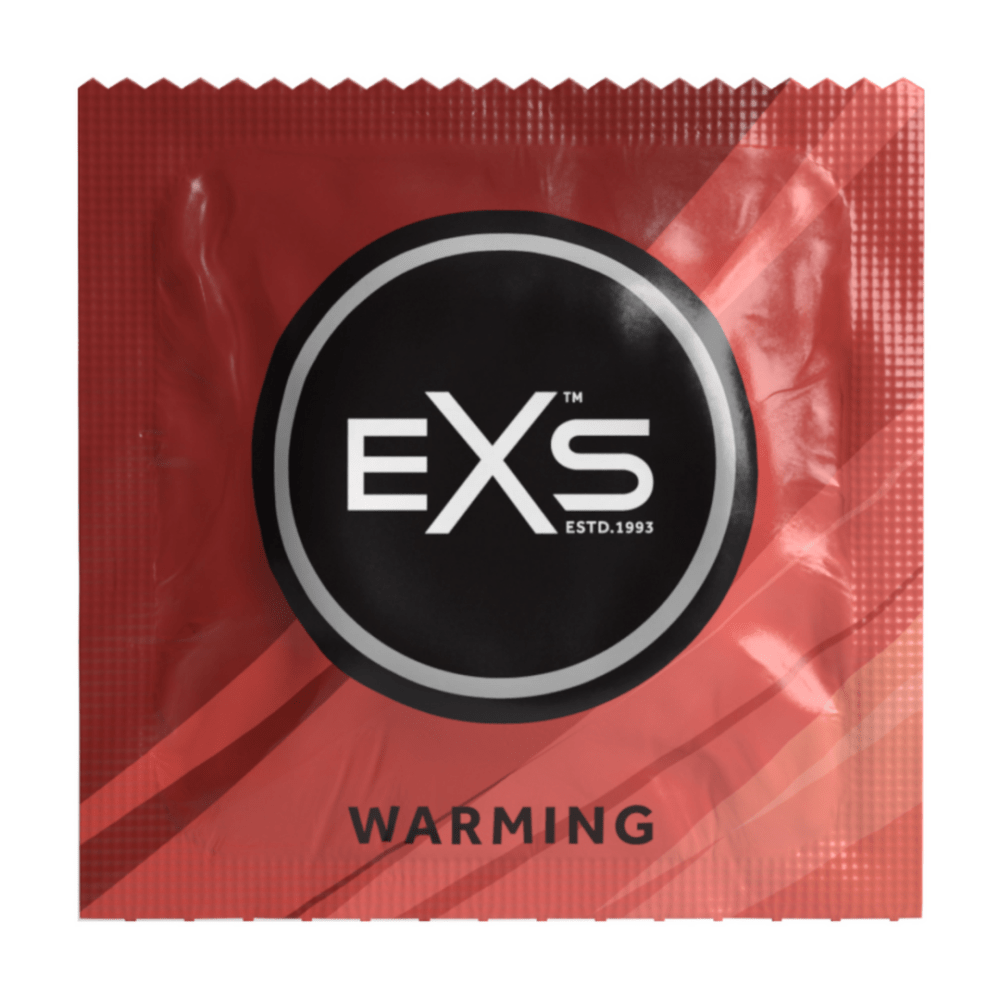 Rood EXS Warming condoomsachet, close-up van de voorzijde met zwarte logozone en compacte verpakking