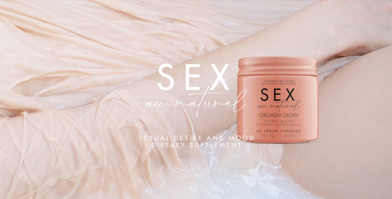Bijoux Indiscrets Sex au Naturel Orgasm Glow supplement in perzikkleurige pot op zachte lichte stof