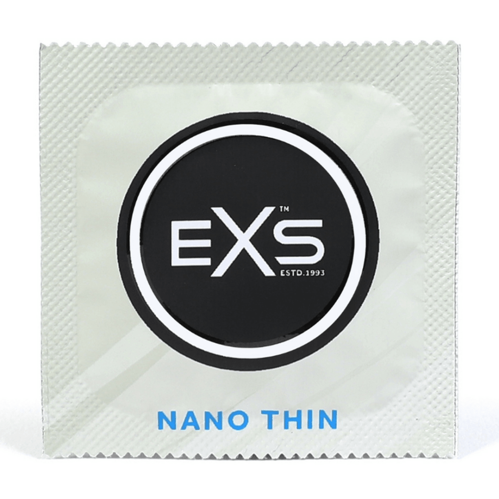 Losse EXS Nano Thin condoomverpakking in witte folie met ronde zwarte merkbadge