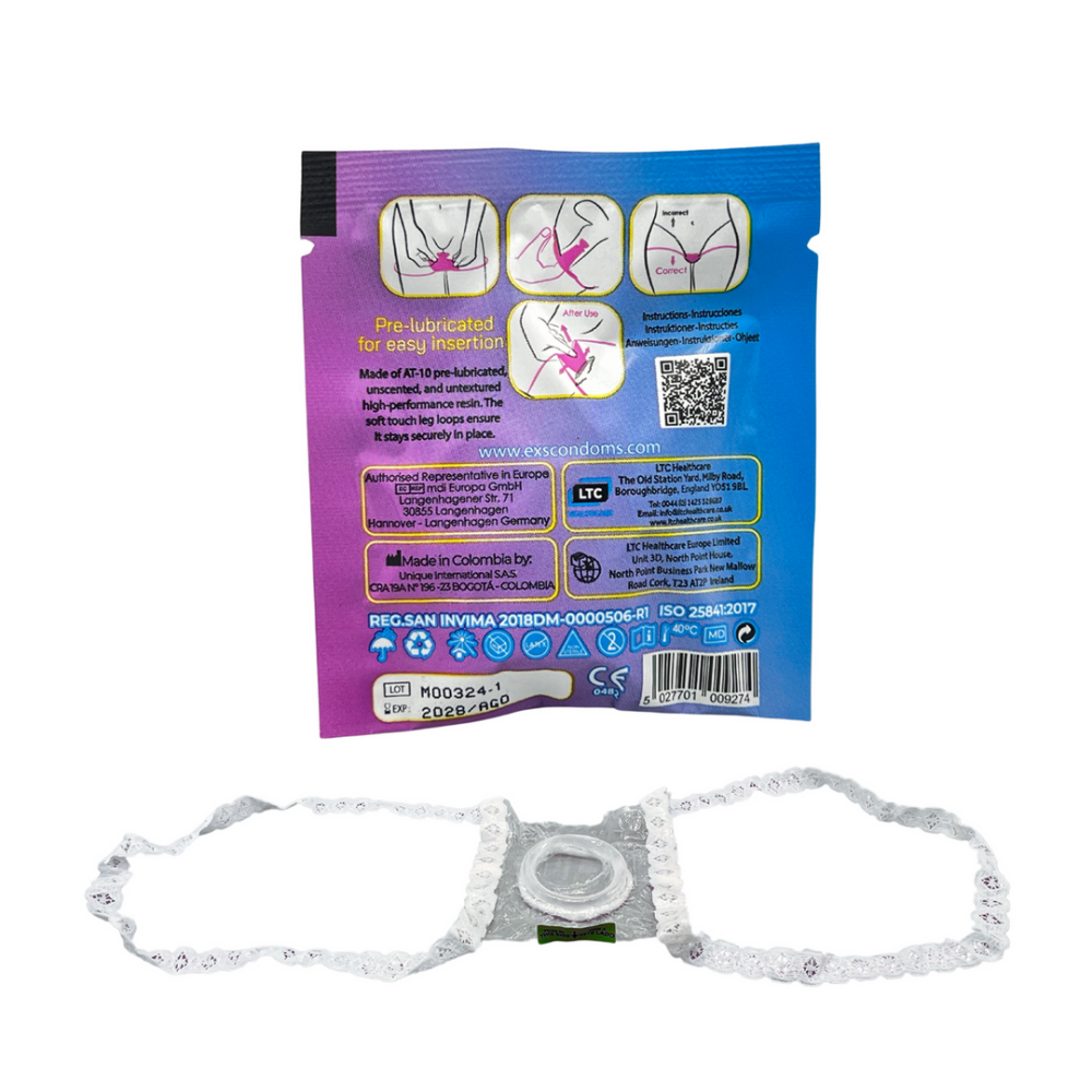 EXS interne condooms non-latex met verpakking en losse witte ringen op witte achtergrond