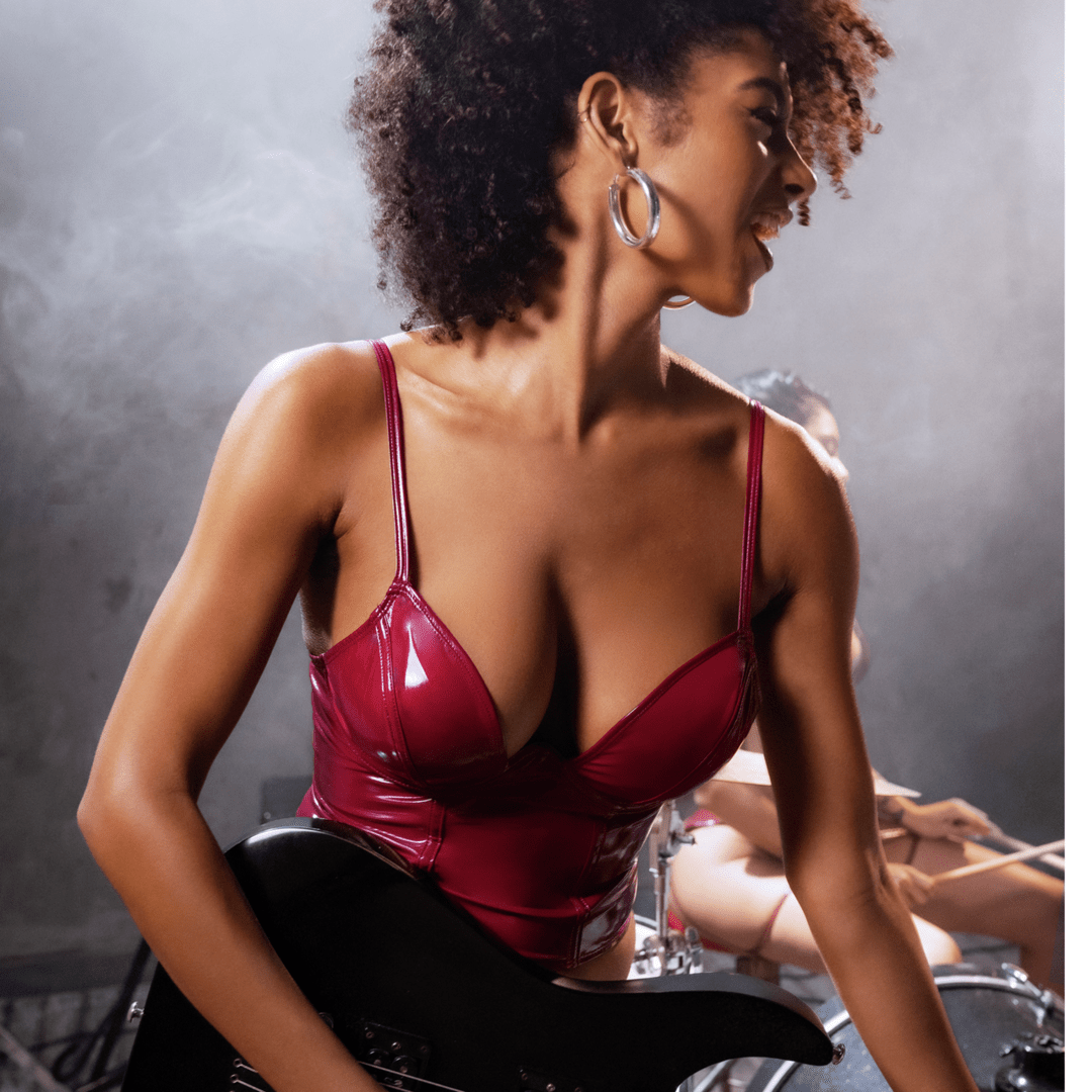 Mapale Twee-delige Bustier Set - Maat XL - Glanzend Wijnrood. zijwaarts lachen met gitaar