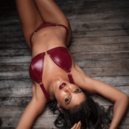 Mapale Twee-delige Bh-set - Maat XL - Glanzend Wijnrood  vrouw in rode lingerie