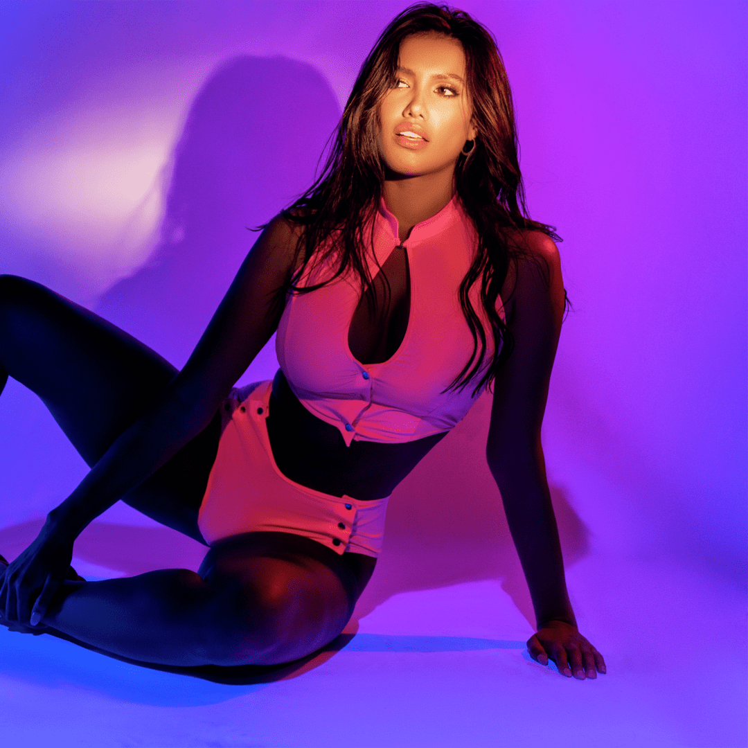 Mapale Twee-delige set - Maat S/M - Glanzend Roze zittend met mond open en schaduw