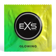 Losse EXS Glow in the Dark condoomverpakking in groengele folie met ronde merkbadge