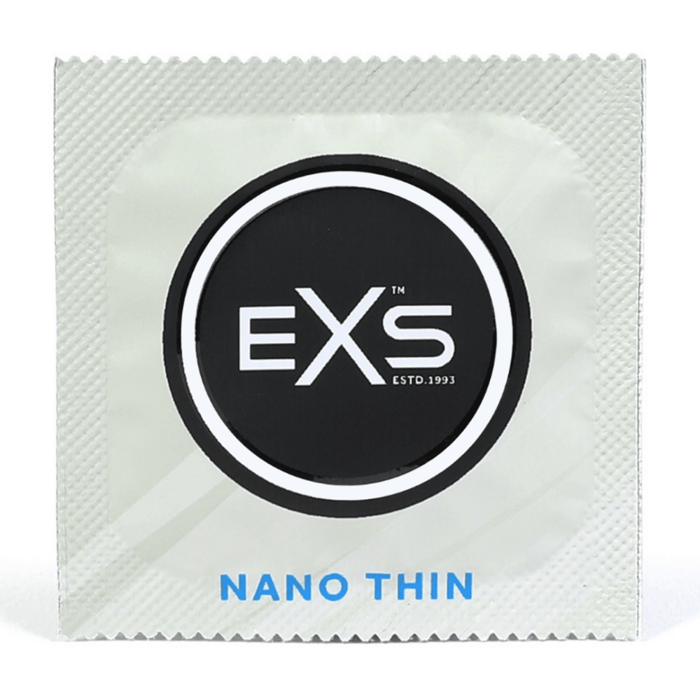 Losse EXS Nano Thin condoomverpakking in witte folie met ronde zwarte merkbadge