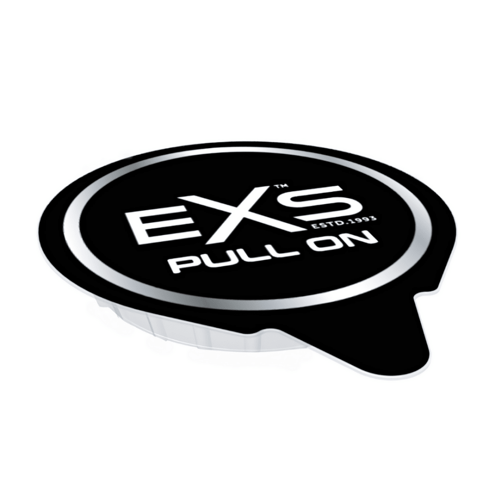 Rond EXS Pull condoom in zwarte verpakking met duidelijk treklipje en witte merkbadge