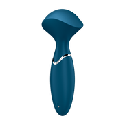 Satisfyer Mini Wand-er wand vibrator blauw, schuin aanzicht met zichtbare bedieningsknop in de handgreep, witte achtergrond