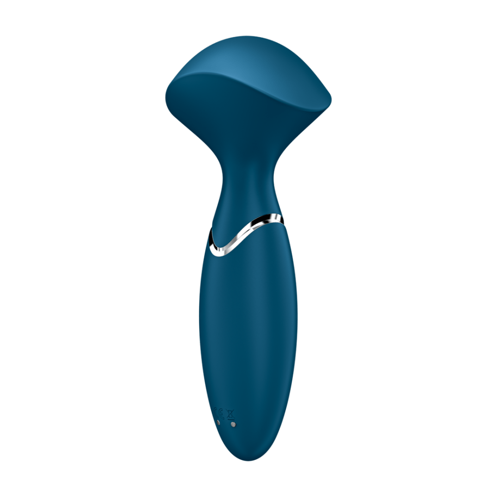 Satisfyer Mini Wand-er wand vibrator blauw, schuin aanzicht met zichtbare bedieningsknop in de handgreep, witte achtergrond