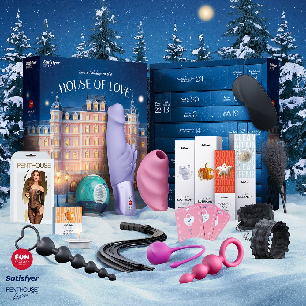 De adventskalender geopend met vakjes zichtbaar en meerdere kleine producten en accessoires uitgestald op witte ondergrond