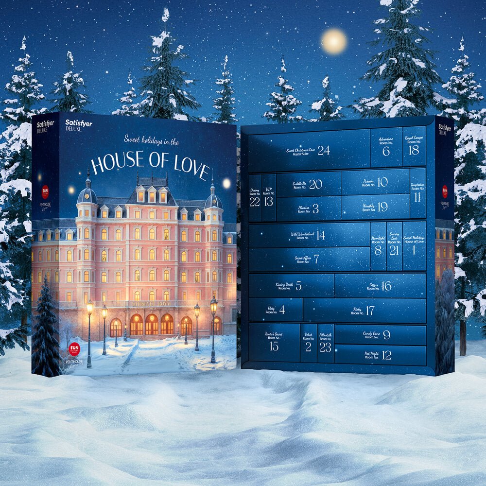 De gesloten donkerblauwe adventskalender in een sfeervolle nachtelijke setting met lichtgloed en reflectie