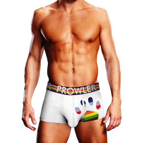 Man draagt Prowler Oversized Paw Trunk wit maat M, vooraanzicht met regenboogkleurige tailleband en grote pootafdruk op de heup