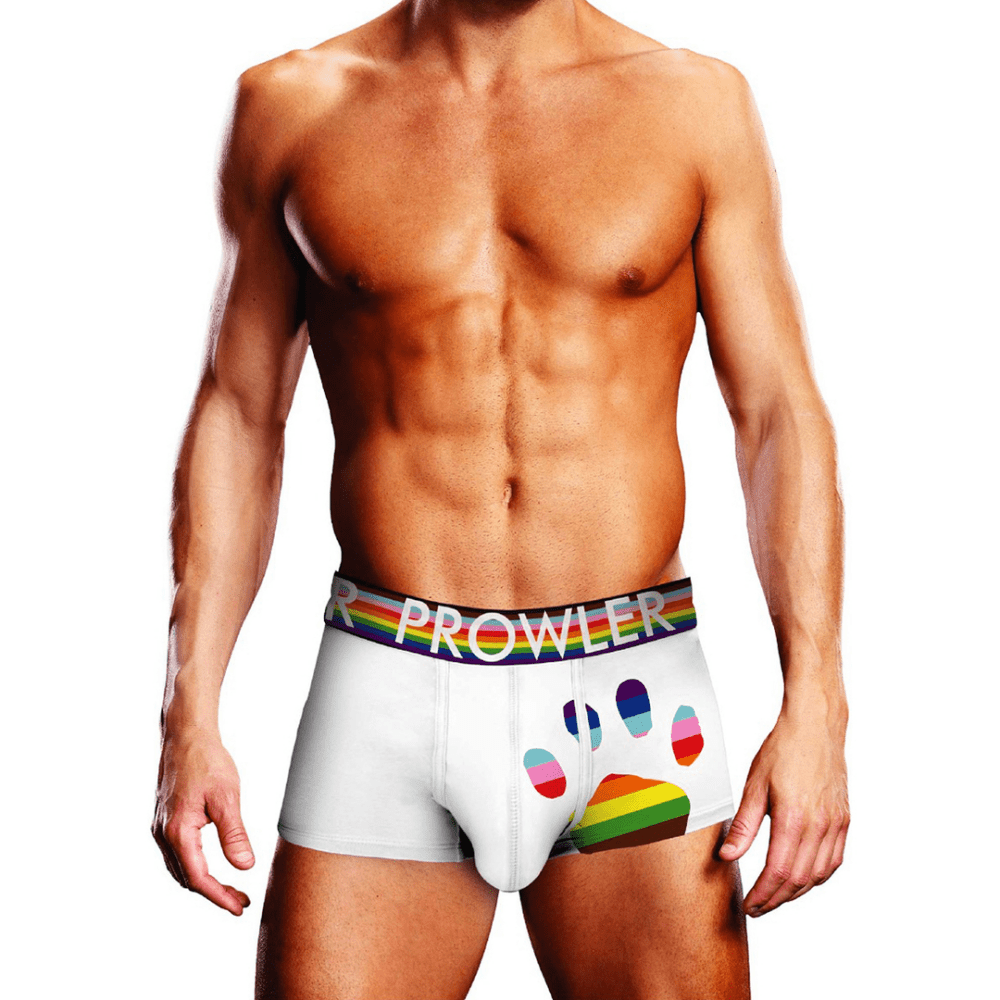 Man draagt Prowler Oversized Paw Trunk wit maat XXL, vooraanzicht met regenboogkleurige tailleband en grote pootafdruk op de heup