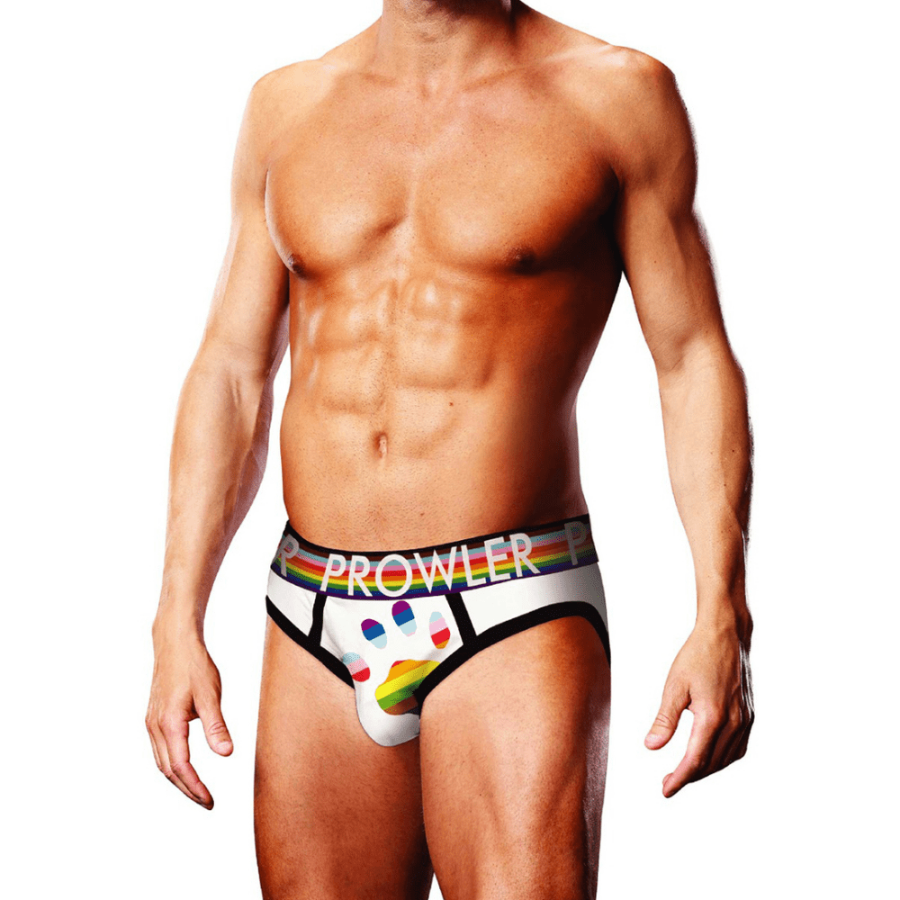 Man draagt Prowler Oversized Paw Brief wit maat XL, vooraanzicht met regenboogkleurige PROWLER-tailleband en grote regenboogkleurige pootafdruk op de pouch