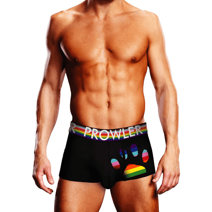 Man draagt Prowler Oversized Paw Trunk zwart maat L, vooraanzicht met brede tailleband en paw-logo