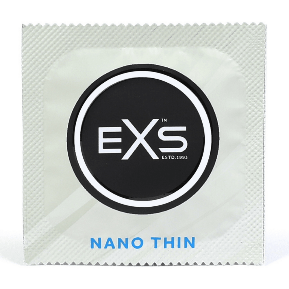 EXS Nano Thin Condooms 48 stuks 53 mm, losse zilverwitte wikkel met zwart rond logo op een witte achtergrond