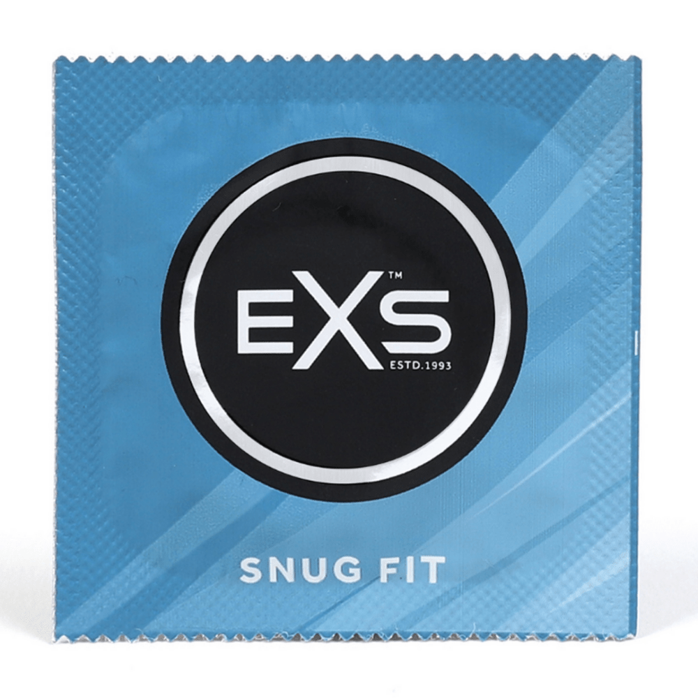 EXS Snug Fit Condooms 49 mm, individueel lichtblauw foliezakje met rond zwart logo, recht gefotografeerd op wit