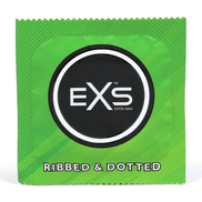 EXS Ribbed & Dotted condoomverpakking in helder groen, close-up van losse wrapper op witte studio-achtergrond