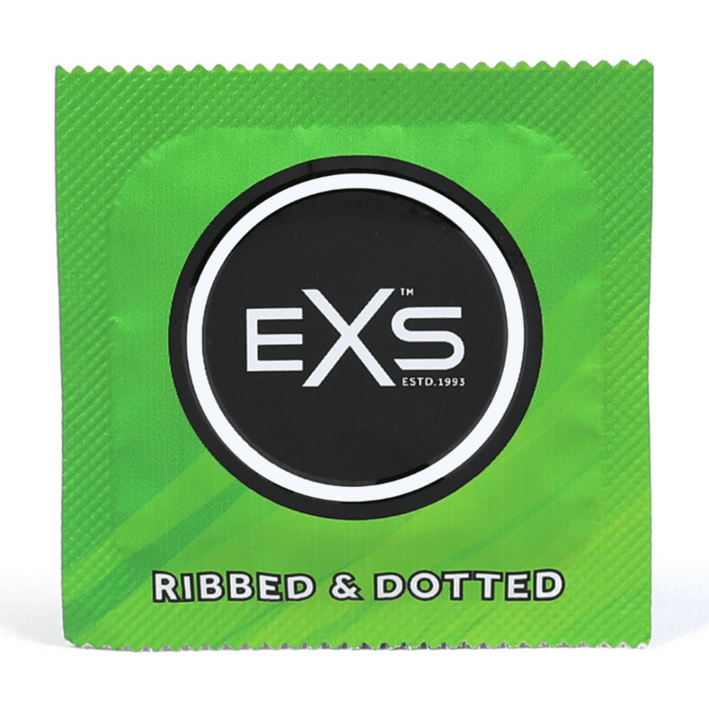 EXS Ribbed & Dotted condoomverpakking in helder groen, close-up van losse wrapper op witte studio-achtergrond