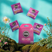 EXS Vrouwencondooms Non-Latex 4 Stuks, verpakking en sachets in turquoise sfeerbeeld tussen zachte planten