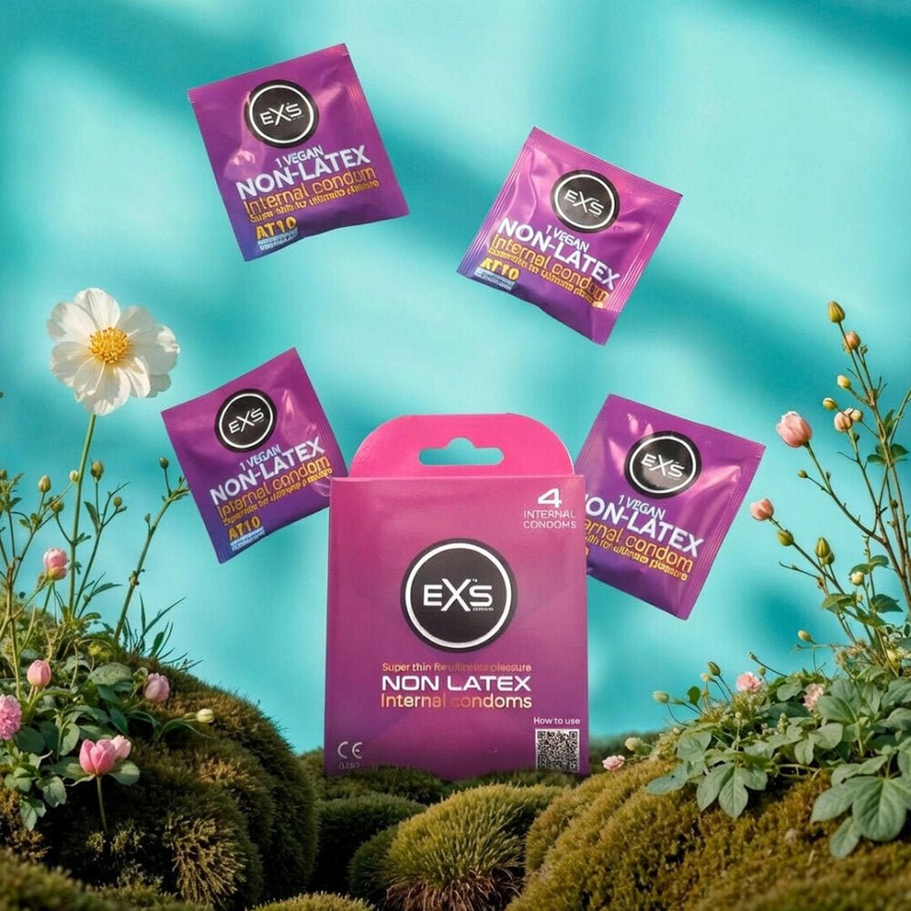 EXS Vrouwencondooms Non-Latex 4 Stuks, verpakking en sachets in turquoise sfeerbeeld tussen zachte planten