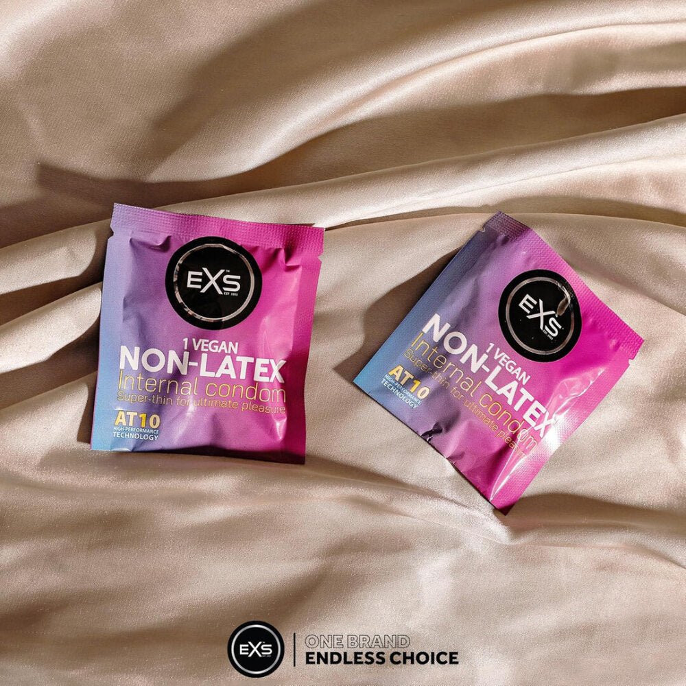 EXS Vrouwencondooms Non-Latex 4 Stuks, twee roze sachets op glanzende champagnekleurige stof in close-up