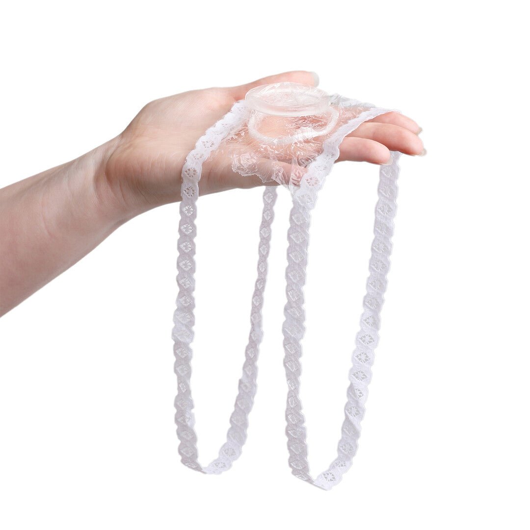 EXS Vrouwencondooms Non-Latex 4 Stuks, transparant vrouwencondoom los getoond in een hand op witte achtergrond