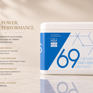 69 Power Pills witte pot met blauw label op beige achtergrond, naast tekst over power en performance