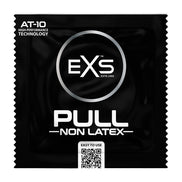EXS Pull Large latexvrije condooms, close-up van zwart individueel sachet met rond logo en minimalistische verpakking