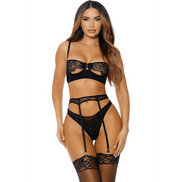 Forplay Just a Peek 3 delige lingerieset, zwart, vooraanzicht op model, maat XL, bh, jarretelgordel en slip