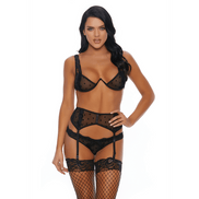 Model in Forplay You’ve Dot My Number 3 delige set zwart, stippen mesh bh, jarretelgordel en string, maat XL