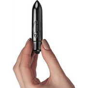 Rocks-Off mini bullet 80 mm in hand, compacte zwarte vibrator met 7 snelheden