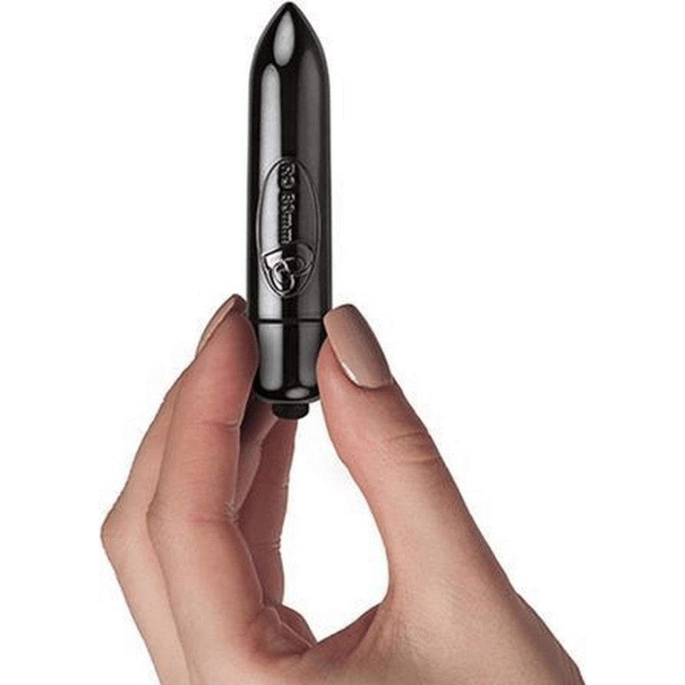 Rocks-Off mini bullet 80 mm in hand, compacte zwarte vibrator met 7 snelheden
