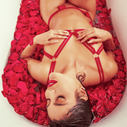 Mapalé Heartstroke lingerie set rood S/M model zittend in bad met rozen