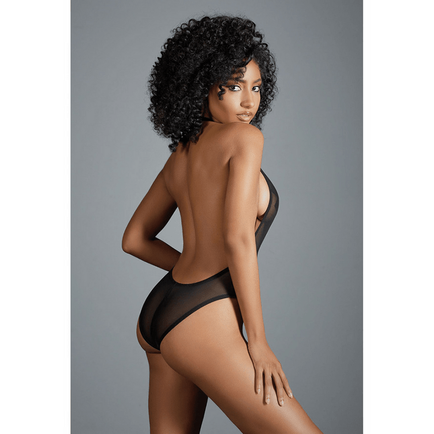 Allure Jasmine zwarte mesh teddy van achteren op model, met open rug en transparante achterzijde op grijze studioachtergrond