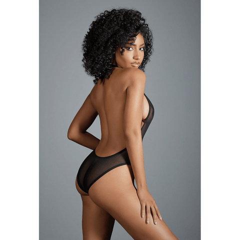 Allure Jasmine zwarte mesh teddy van achteren op model, met open rug en transparante achterzijde op grijze studioachtergrond