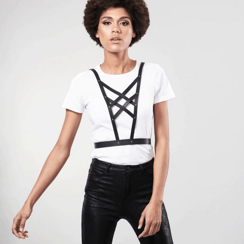Model in wit topje met zwart vegan leren cross cleavage harnas van Bijoux Indiscrets voor stijlvolle bodyaccenten