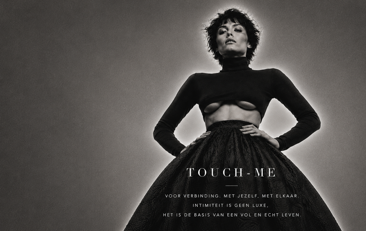 Monochrome fashionbanner van Touch-Me met stijlvol model in zwarte couture, minimalistische uitstraling en de merkfilosofie over verbinding, intimiteit en een bewust leven.