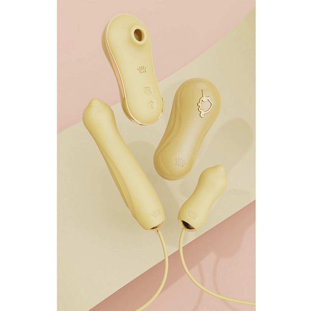Zalo Unicorn luxe zuigvibrator set in champagnegoud, stijlvolle compositie van drie delen op zachte nude stof