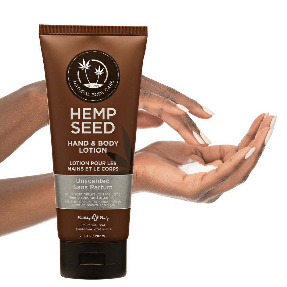 Earthly Body geurloze hand en body lotion 207 ml, voedende lotion zichtbaar aangebracht op de huid